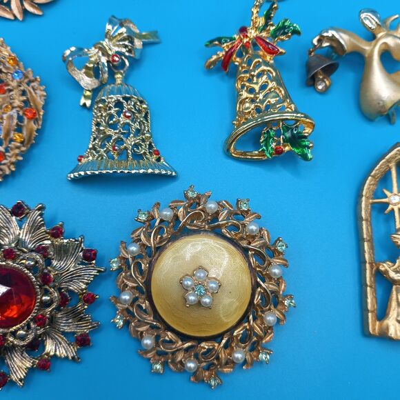 Vintage LOT: JEWELRY Santa Tree Bells Lantern Penguin Pinecone XMAS is Coming! - Picture 5 of 9